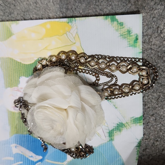 Multistrand assymetrical floral faux pearl chain neckalace - Picture 4 of 4